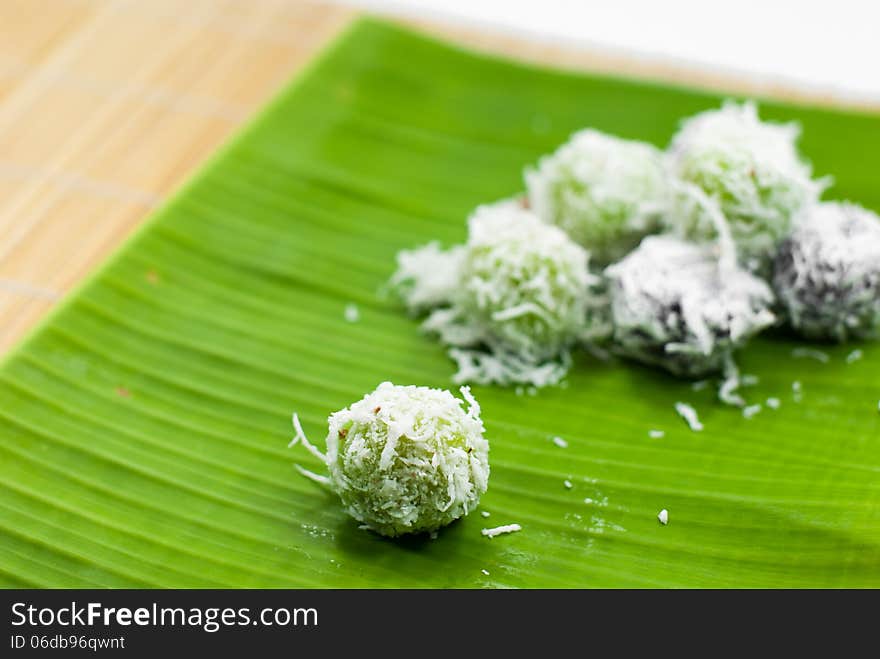 Thai Dessert Sweet Boiled Ball , Roll Over The Grated Coconut