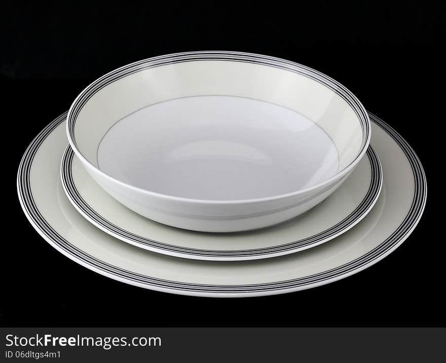 Porcelain dinnerware set with decorative edges