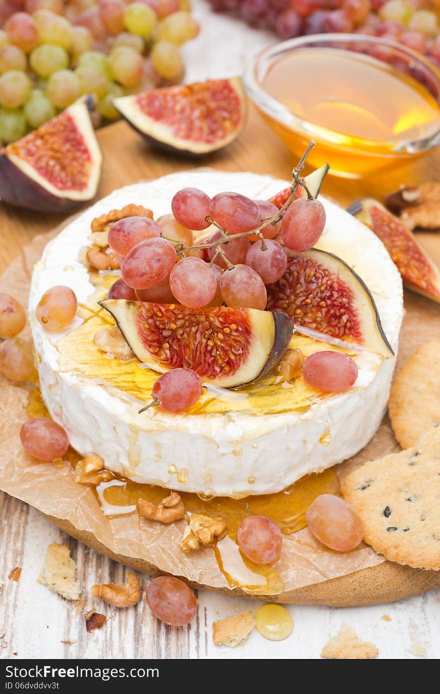 Camembert with grapes, figs, honey, crackers and walnuts