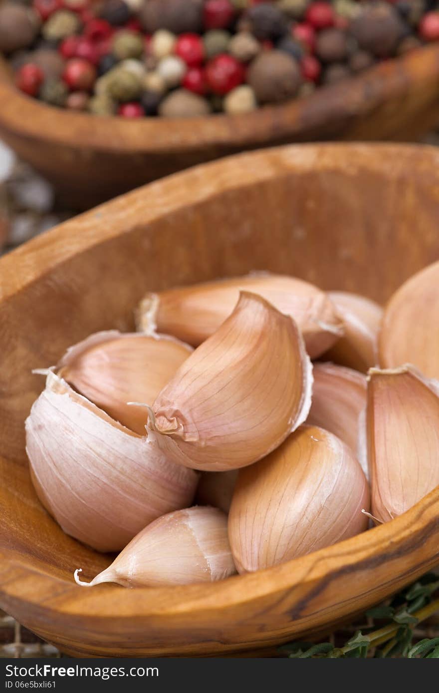 Garlic cloves in a bowl closeup