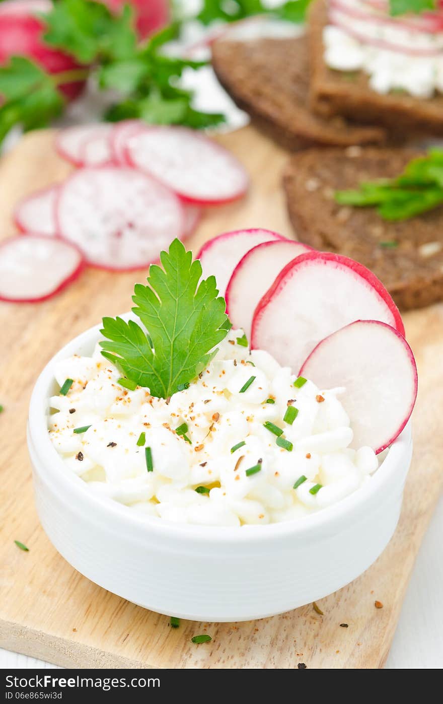 Soft cottage cheese with radish and chives