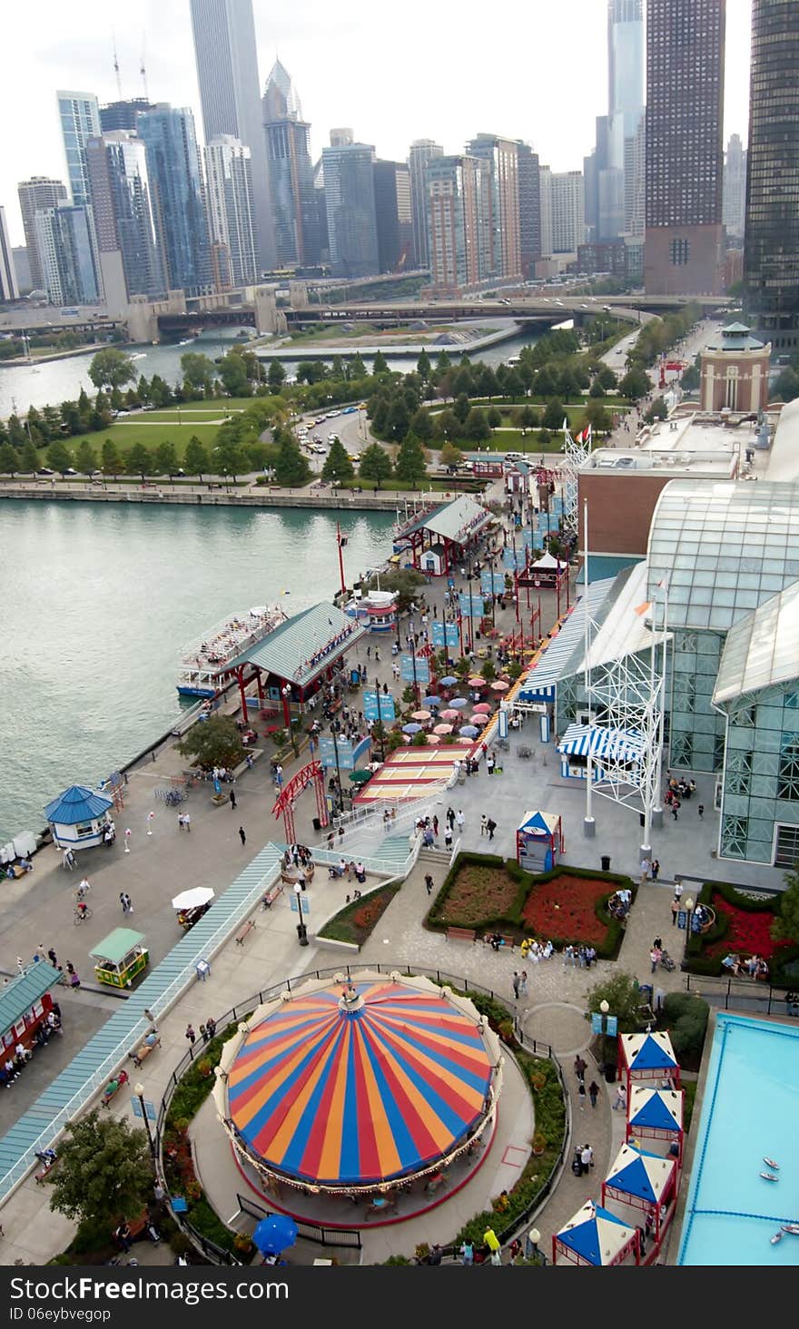 Downtown Chicago , amazing skyscrapers nearby Navy Pier , the most popular place ,if you not been in Navy Pier its mean that never been in Illinois. Downtown Chicago , amazing skyscrapers nearby Navy Pier , the most popular place ,if you not been in Navy Pier its mean that never been in Illinois