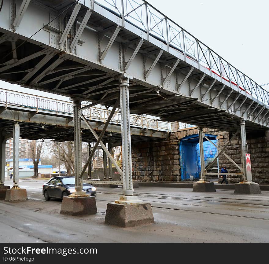 The railway bridge passing over the street, within the city