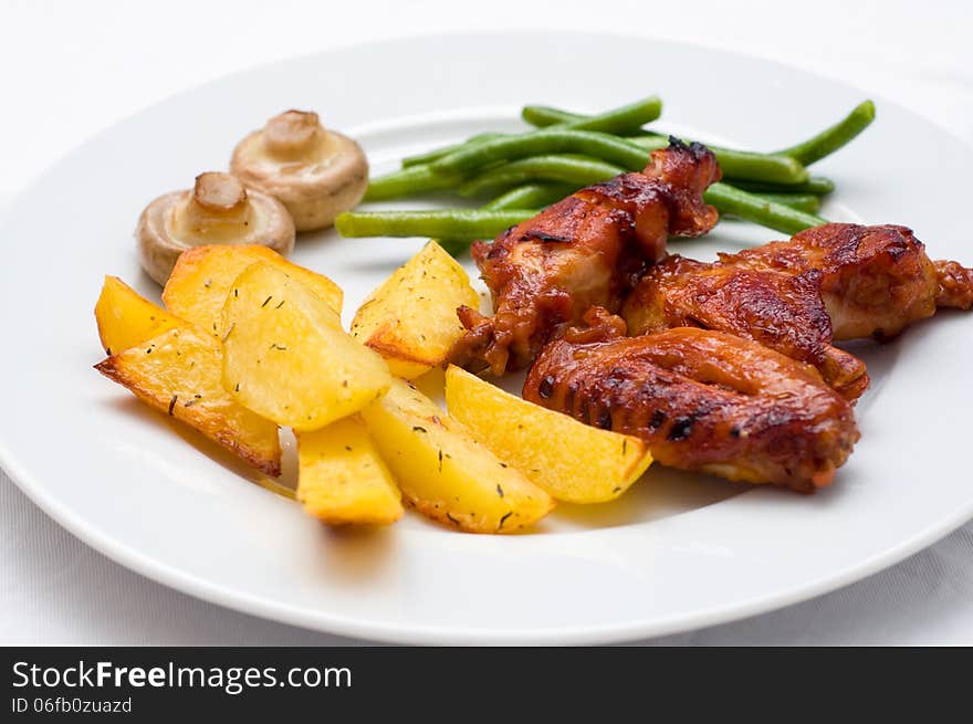 Chicken wings with potatoes, mushrooms and green beans