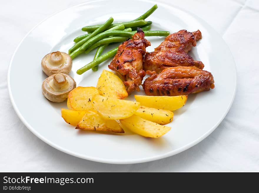 Chicken wings with potatoes, mushrooms and green beans