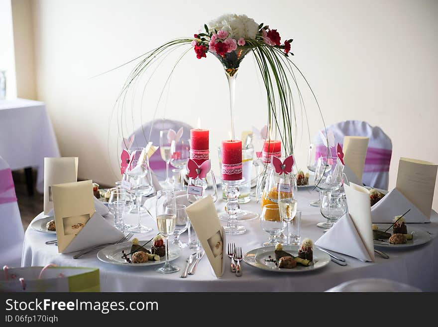 Table decorated with pink elements at the restaurant