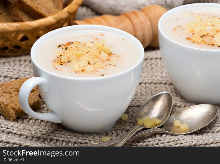 Cream soup of cauliflower with cheese and pepper