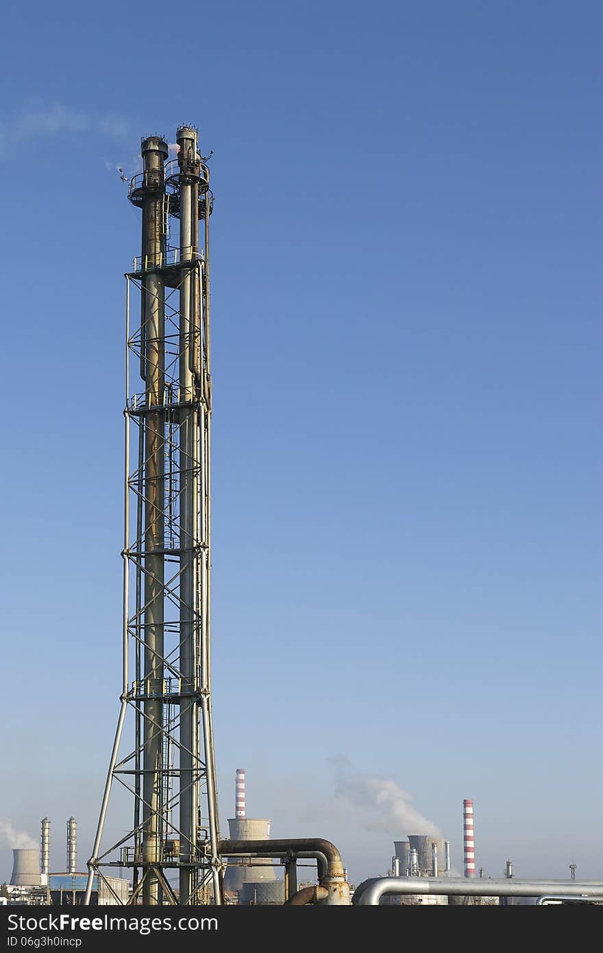 Tower for evacuation of burned gases from an oil and gas refinery. Tower for evacuation of burned gases from an oil and gas refinery