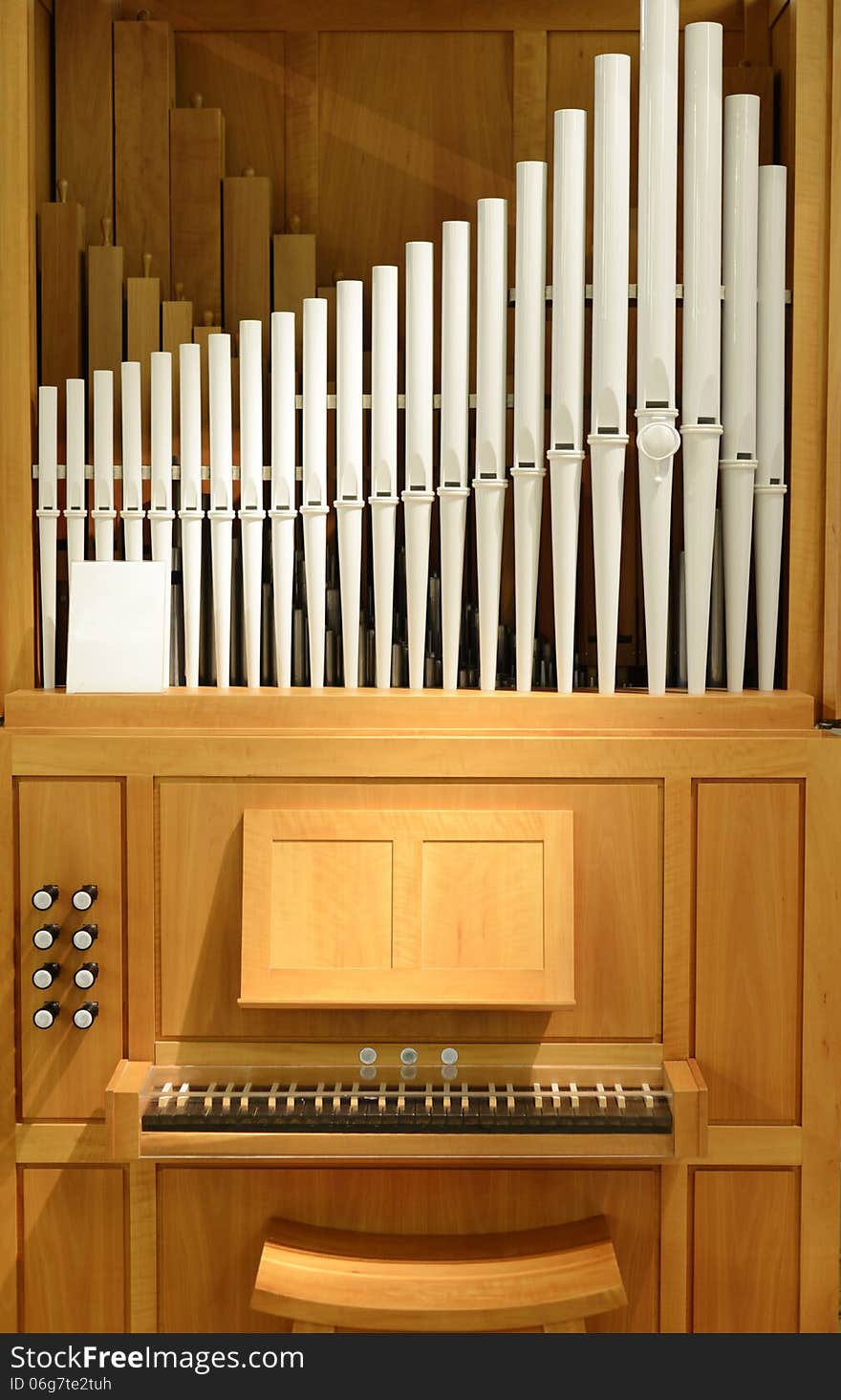 Organ with pipes of porcelain