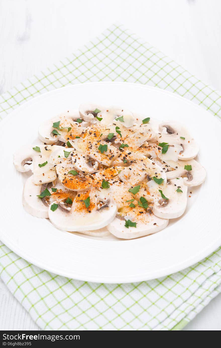 Salad of fresh mushrooms with spices and herbs