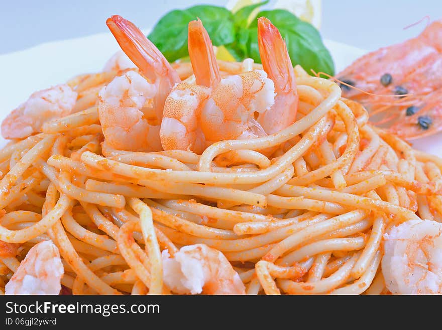 Spaghetti With Shrimp In Tomato Sauce