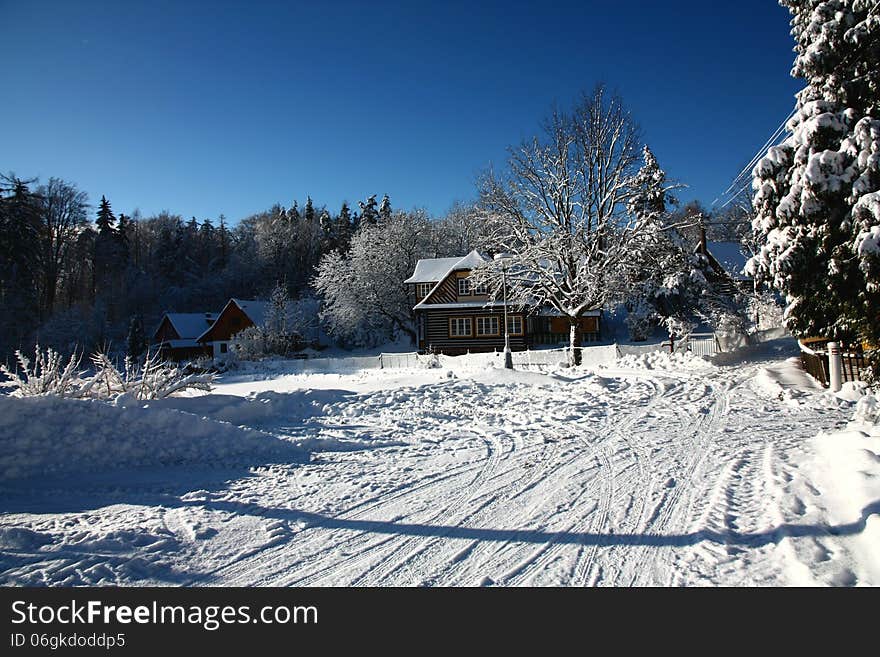 Retracting the winter road to the cottages in the countryside