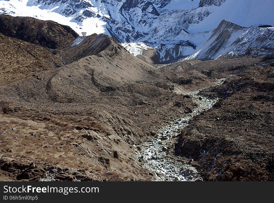 Mountains, the Himalayas, the height of about 4000 m above sea level. Nepal, trekking rrugë rreth Manaslu