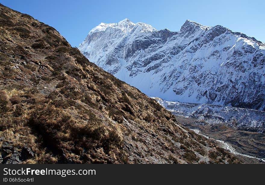 The rugged beauty of the Himalayas at an altitude of 4000 m, trekking rrugë rreth Manaslu