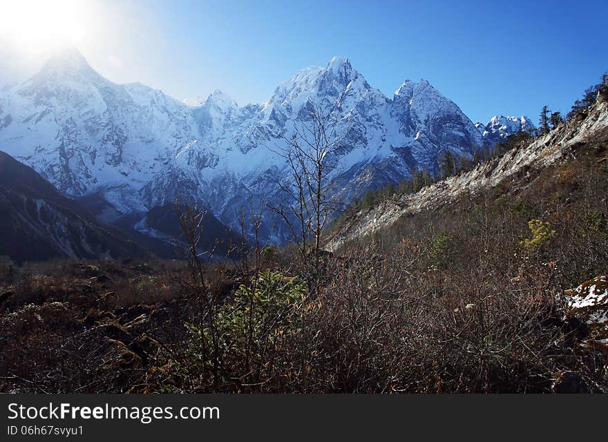 The sun in the snowy mountain peaks of Nepal