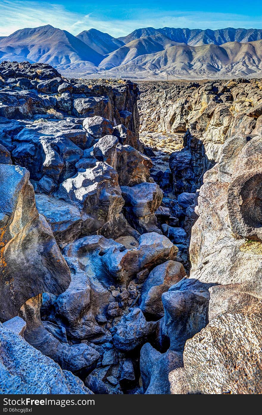 Fossil Falls boulders of lava in a valley