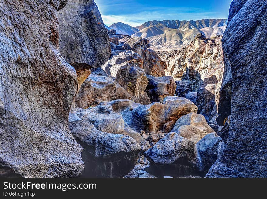 Fossil Falls boulders of lava in a valley