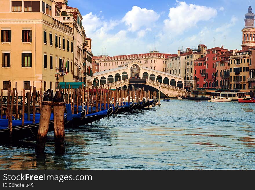 Gondolas in the Rialto bridge