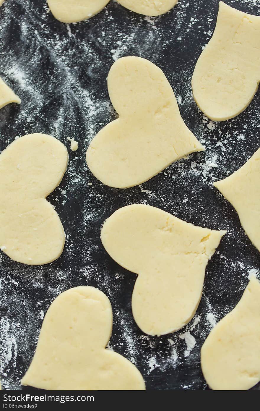 Raw biscuits on the black pan