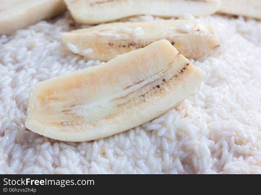 Glutinous rice, wrap with banana leaf in hand.