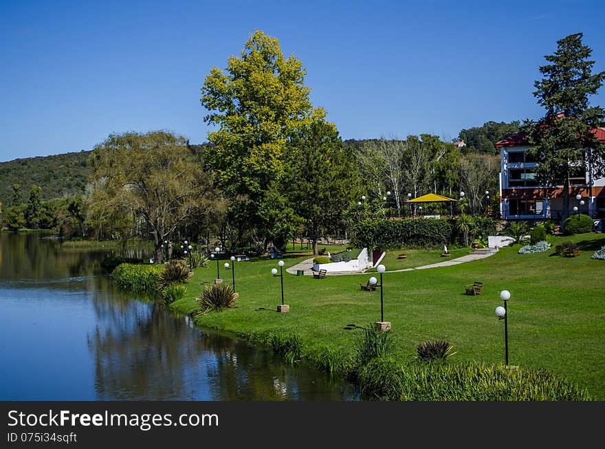 Scenic Riverside Garden with Lush Greenery and Relaxing Atmosphere