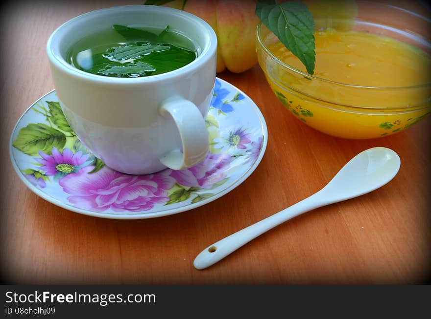 Green tea with honey and mint