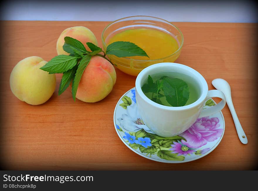 Green tea with honey and mint