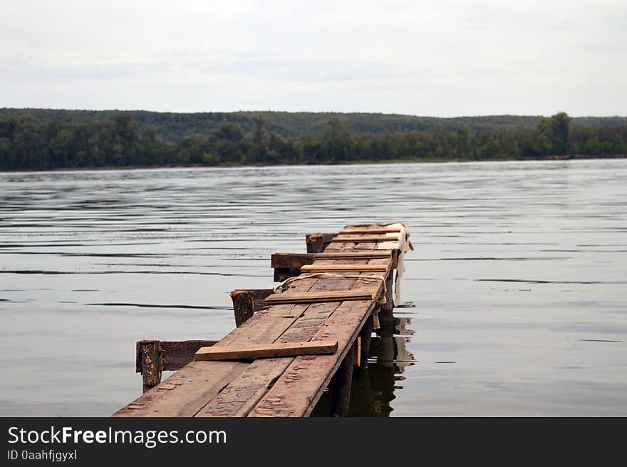 The bridge on the broad Volga River