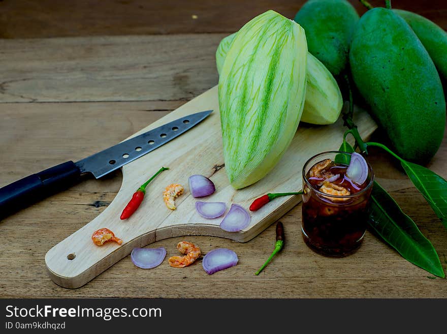 Green mango with sweet sauce