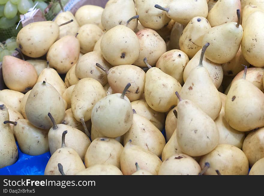 Pile of fresh and ripe pears