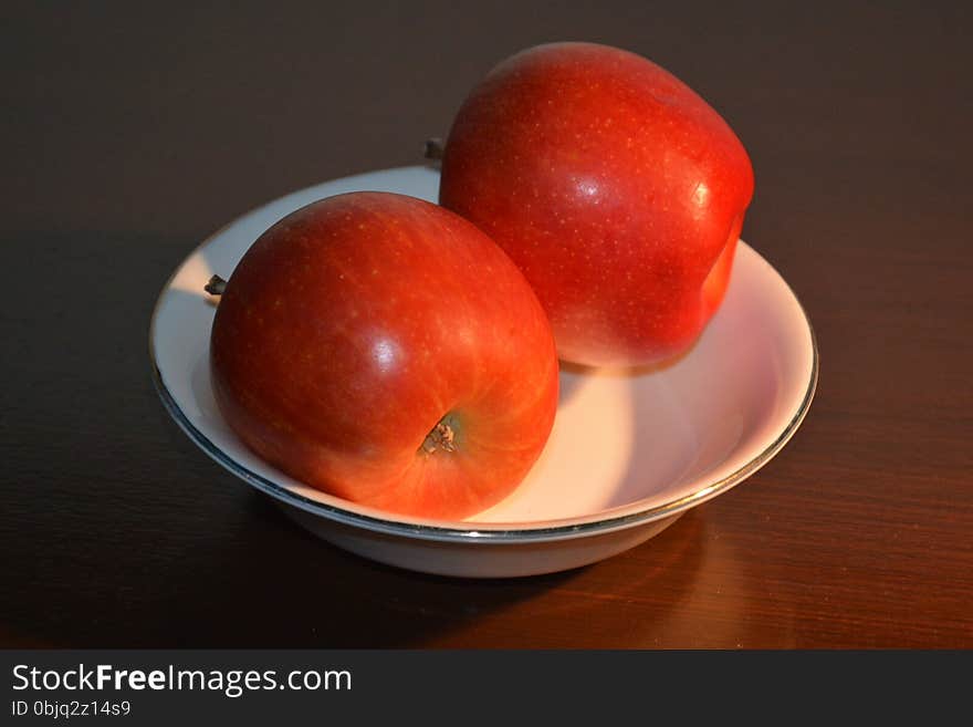 Apple on the plate ready to be eaten