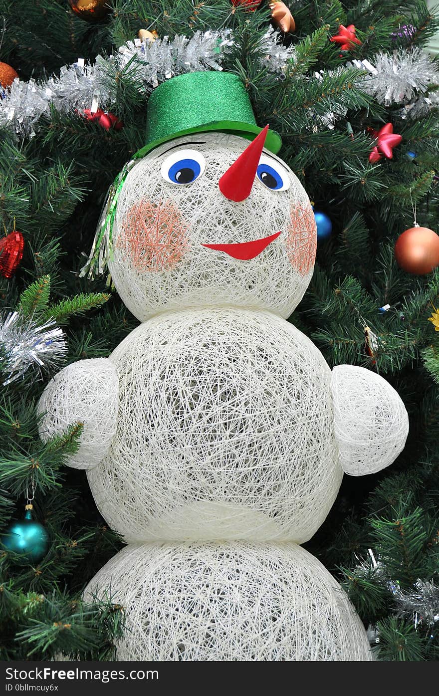 Snowman of thread under the tree