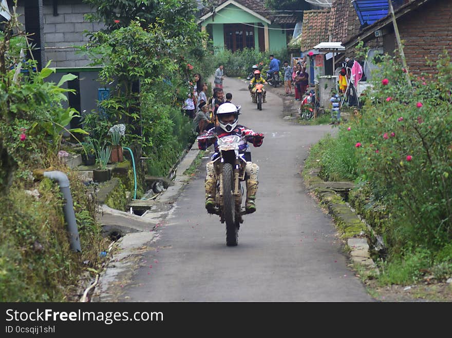 Approximately 700 participants attended the national championship mountain adventure Ungaran on Sunday, 20 April 2016, by passing through the village, valley and mountains Ungaran finish until the market sumowono Bandungan. Approximately 700 participants attended the national championship mountain adventure Ungaran on Sunday, 20 April 2016, by passing through the village, valley and mountains Ungaran finish until the market sumowono Bandungan