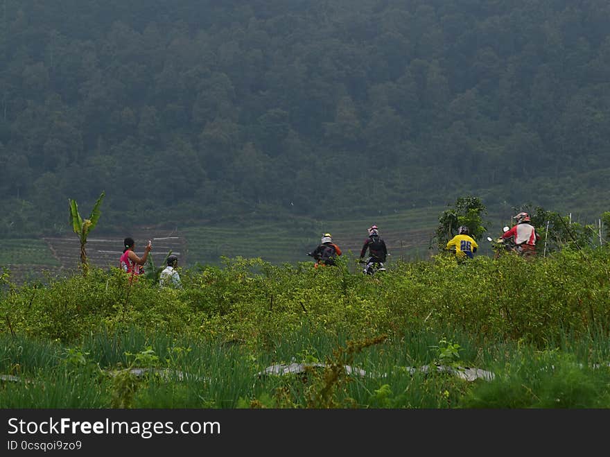 Approximately 700 participants attended the national championship mountain adventure Ungaran on Sunday, 20 April 2016, by passing through the village, valley and mountains Ungaran finish until the market sumowono Bandungan. Approximately 700 participants attended the national championship mountain adventure Ungaran on Sunday, 20 April 2016, by passing through the village, valley and mountains Ungaran finish until the market sumowono Bandungan