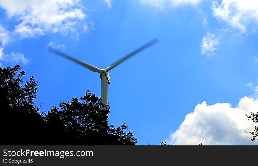 Wind power generator with rotating blades