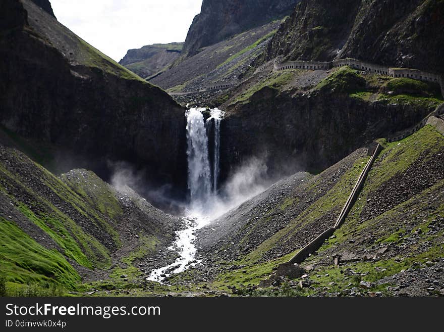 The famous view of Changbai Moutain. Changbai Waterfall isi at the end of Tianchi lake whcih is on the top of Changbai Mountain. Water from Tianchi Lake drop down with huge voice and frog. It's beatiful.