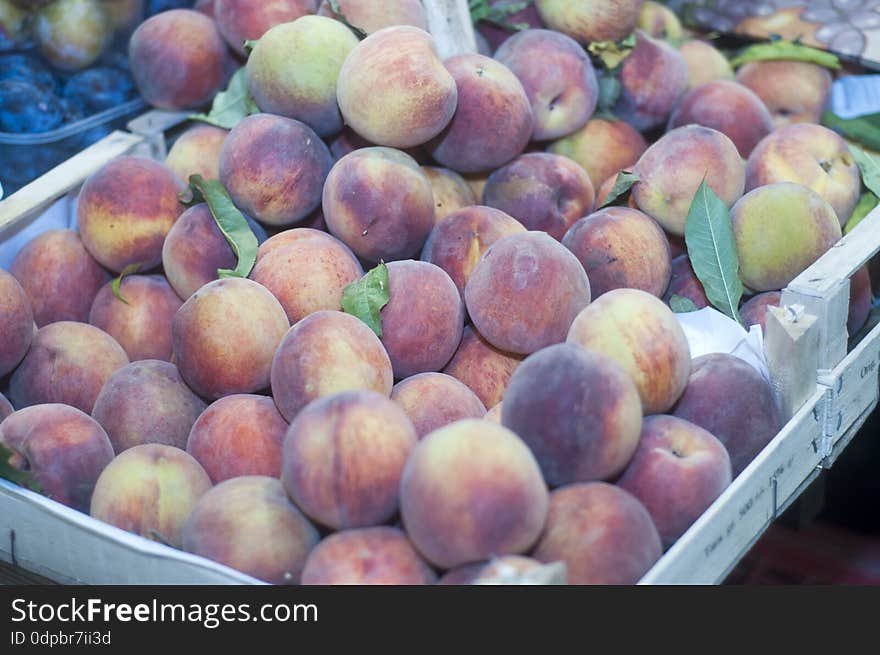 Fresh peaches on display at farmers market.