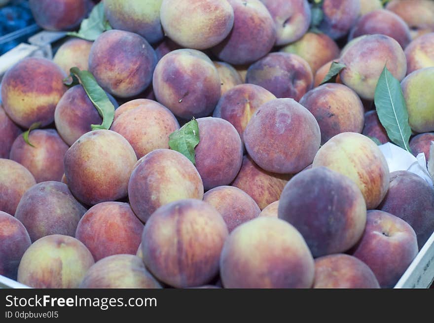 Fresh peaches on display at farmers market.