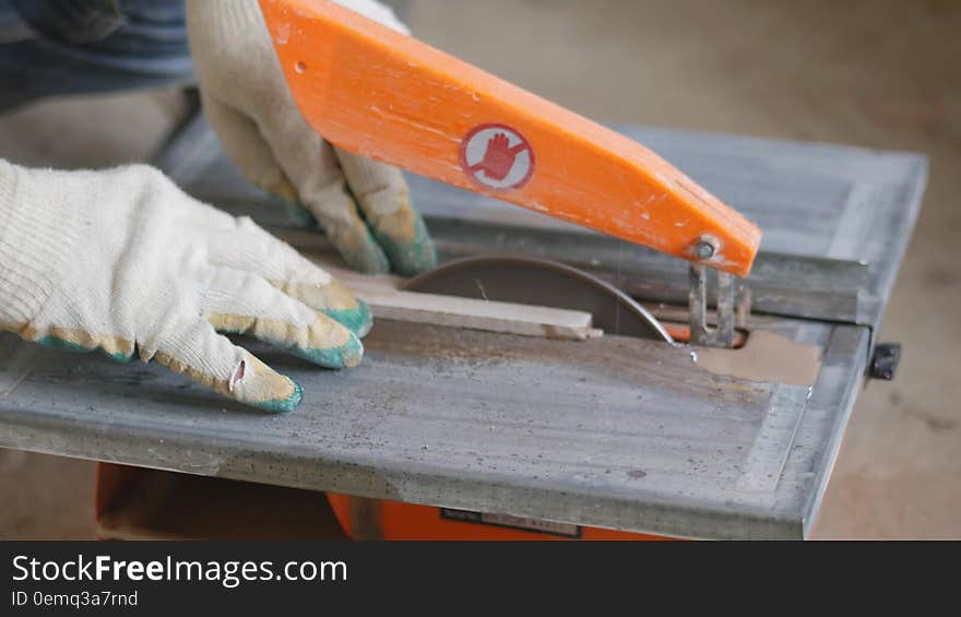 Cutting ceramic tile on the machine.