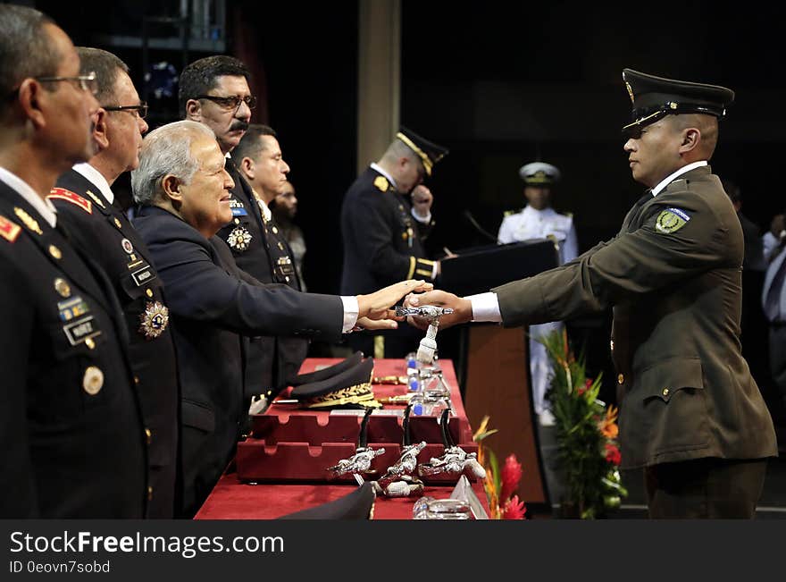 El Presidente Salvador Sánchez Cerén participó esta mañana en la graduación de la promoción número 88 de la Escuela Militar &quot;Capitán General Gerardo Barrios&quot;. Un total de 65 cadetes, 59 hombres y 6 señoritas, fueron los graduados a quienes el Presidente entregó sables y espadas. El Presidente Salvador Sánchez Cerén participó esta mañana en la graduación de la promoción número 88 de la Escuela Militar &quot;Capitán General Gerardo Barrios&quot;. Un total de 65 cadetes, 59 hombres y 6 señoritas, fueron los graduados a quienes el Presidente entregó sables y espadas.