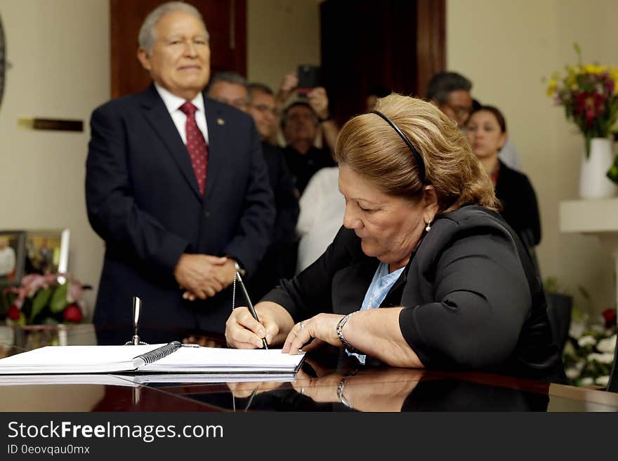 El presidente Salvador Sánchez Cerén llegó esta tarde a la embajada de Cuba para presentar sus condolencias a Iliana Fonseca, embajadora de Cuba en El Salvador, tras la muerte del lider de la Revolución Cubana Fidel Castro Ruz el pasado viernes 25 de noviembre de 2016. Al presidente le acompañó su esposa Margarita Villalta de Sánchez y el secretario privado de la Presidencia Manuel Melgar. El presidente Salvador Sánchez Cerén llegó esta tarde a la embajada de Cuba para presentar sus condolencias a Iliana Fonseca, embajadora de Cuba en El Salvador, tras la muerte del lider de la Revolución Cubana Fidel Castro Ruz el pasado viernes 25 de noviembre de 2016. Al presidente le acompañó su esposa Margarita Villalta de Sánchez y el secretario privado de la Presidencia Manuel Melgar.