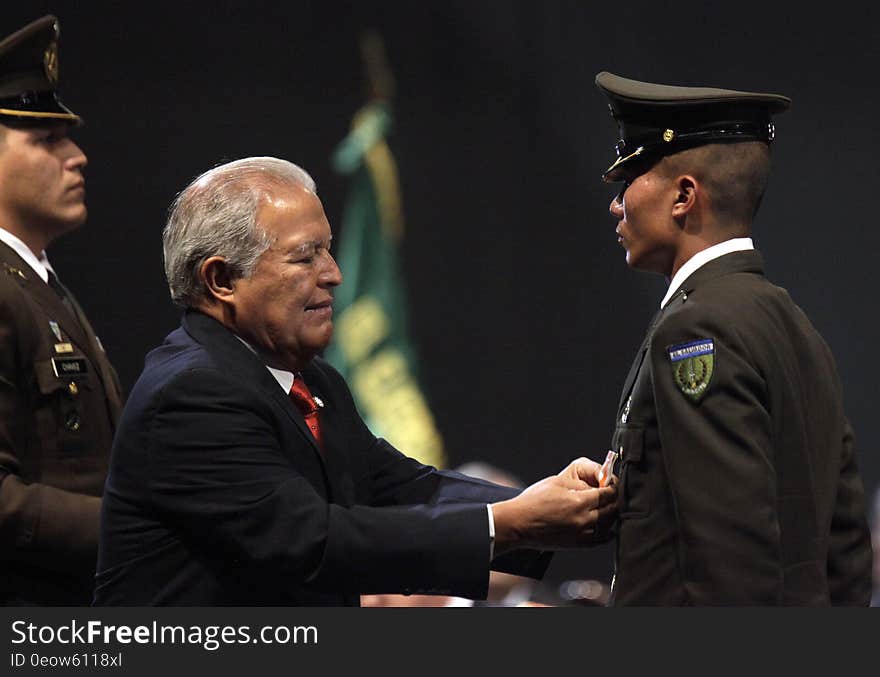 El Presidente Salvador SÃ¡nchez CerÃ©n participÃ³ esta maÃ±ana en la graduaciÃ³n de la promociÃ³n nÃºmero 88 de la Escuela Militar &quot;CapitÃ¡n General Gerardo Barrios&quot;. Un total de 65 cadetes, 59 hombres y 6 seÃ±oritas, fueron los graduados a quienes el Presidente entregÃ³ sables y espadas. El Presidente Salvador SÃ¡nchez CerÃ©n participÃ³ esta maÃ±ana en la graduaciÃ³n de la promociÃ³n nÃºmero 88 de la Escuela Militar &quot;CapitÃ¡n General Gerardo Barrios&quot;. Un total de 65 cadetes, 59 hombres y 6 seÃ±oritas, fueron los graduados a quienes el Presidente entregÃ³ sables y espadas.