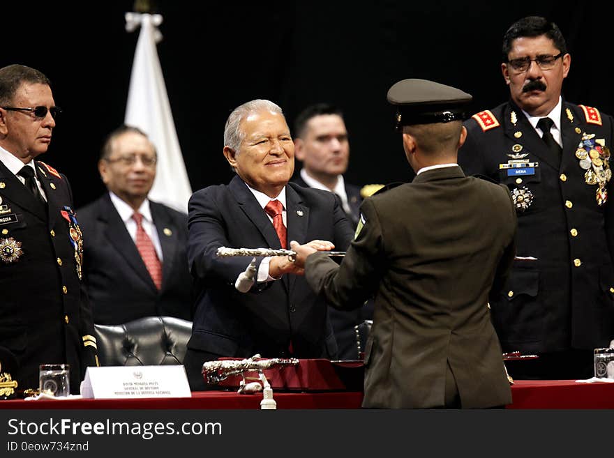 El Presidente Salvador Sánchez Cerén participó esta mañana en la graduación de la promoción número 88 de la Escuela Militar &quot;Capitán General Gerardo Barrios&quot;. Un total de 65 cadetes, 59 hombres y 6 señoritas, fueron los graduados a quienes el Presidente entregó sables y espadas. El Presidente Salvador Sánchez Cerén participó esta mañana en la graduación de la promoción número 88 de la Escuela Militar &quot;Capitán General Gerardo Barrios&quot;. Un total de 65 cadetes, 59 hombres y 6 señoritas, fueron los graduados a quienes el Presidente entregó sables y espadas.