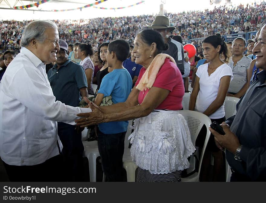 El Presidente Salvador Sánchez Cerén participó esta mañana en el acto donde se entregaron escrituras de propiedad a unas 6 mil personas. En la actividad acompañaron al presidente la presidenta del Instituto Salvadoreño de Transformación Agraria &#x28;ISTA&#x29; Carla Alvanés; el ministro de Agricultura Orestes Ortez; el ministro de Gobernación y Desarrollo Teritorial Arístides Valencia; el director ejecutivo del Centro Nacional del Registro &#x28;CNR&#x29; Rogelio Canales. El Presidente Salvador Sánchez Cerén participó esta mañana en el acto donde se entregaron escrituras de propiedad a unas 6 mil personas. En la actividad acompañaron al presidente la presidenta del Instituto Salvadoreño de Transformación Agraria &#x28;ISTA&#x29; Carla Alvanés; el ministro de Agricultura Orestes Ortez; el ministro de Gobernación y Desarrollo Teritorial Arístides Valencia; el director ejecutivo del Centro Nacional del Registro &#x28;CNR&#x29; Rogelio Canales.