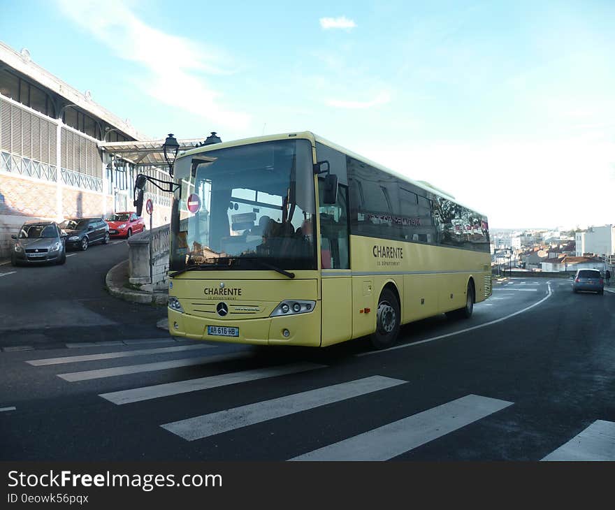 Arrêt : Les Halles / Place des Halles Angoulême, Charente, Nouvelle-Aquitaine, France Aetherman21 - Décembre 2016. Arrêt : Les Halles / Place des Halles Angoulême, Charente, Nouvelle-Aquitaine, France Aetherman21 - Décembre 2016