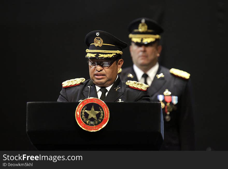 El Presidente Salvador Sánchez Cerén participó esta mañana en la graduación de la promoción número 88 de la Escuela Militar &quot;Capitán General Gerardo Barrios&quot;. Un total de 65 cadetes, 59 hombres y 6 señoritas, fueron los graduados a quienes el Presidente entregó sables y espadas. El Presidente Salvador Sánchez Cerén participó esta mañana en la graduación de la promoción número 88 de la Escuela Militar &quot;Capitán General Gerardo Barrios&quot;. Un total de 65 cadetes, 59 hombres y 6 señoritas, fueron los graduados a quienes el Presidente entregó sables y espadas.