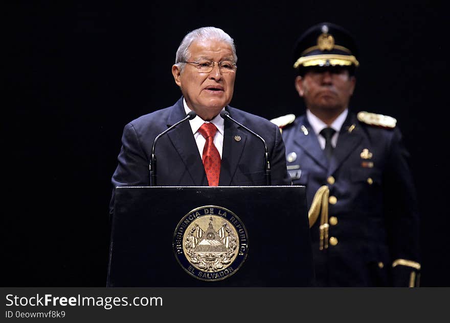 El Presidente Salvador SÃ¡nchez CerÃ©n participÃ³ esta maÃ±ana en la graduaciÃ³n de la promociÃ³n nÃºmero 88 de la Escuela Militar &quot;CapitÃ¡n General Gerardo Barrios&quot;. Un total de 65 cadetes, 59 hombres y 6 seÃ±oritas, fueron los graduados a quienes el Presidente entregÃ³ sables y espadas. El Presidente Salvador SÃ¡nchez CerÃ©n participÃ³ esta maÃ±ana en la graduaciÃ³n de la promociÃ³n nÃºmero 88 de la Escuela Militar &quot;CapitÃ¡n General Gerardo Barrios&quot;. Un total de 65 cadetes, 59 hombres y 6 seÃ±oritas, fueron los graduados a quienes el Presidente entregÃ³ sables y espadas.