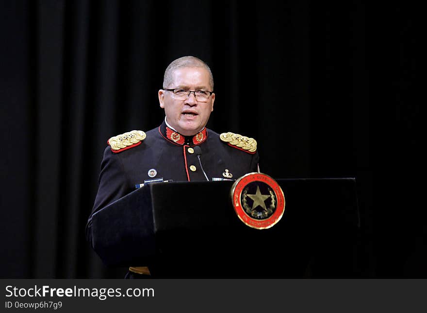 El Presidente Salvador Sánchez Cerén participó esta mañana en la graduación de la promoción número 88 de la Escuela Militar &quot;Capitán General Gerardo Barrios&quot;. Un total de 65 cadetes, 59 hombres y 6 señoritas, fueron los graduados a quienes el Presidente entregó sables y espadas. El Presidente Salvador Sánchez Cerén participó esta mañana en la graduación de la promoción número 88 de la Escuela Militar &quot;Capitán General Gerardo Barrios&quot;. Un total de 65 cadetes, 59 hombres y 6 señoritas, fueron los graduados a quienes el Presidente entregó sables y espadas.