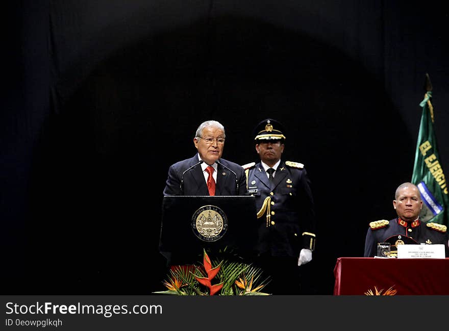 El Presidente Salvador SÃ¡nchez CerÃ©n participÃ³ esta maÃ±ana en la graduaciÃ³n de la promociÃ³n nÃºmero 88 de la Escuela Militar &quot;CapitÃ¡n General Gerardo Barrios&quot;. Un total de 65 cadetes, 59 hombres y 6 seÃ±oritas, fueron los graduados a quienes el Presidente entregÃ³ sables y espadas. El Presidente Salvador SÃ¡nchez CerÃ©n participÃ³ esta maÃ±ana en la graduaciÃ³n de la promociÃ³n nÃºmero 88 de la Escuela Militar &quot;CapitÃ¡n General Gerardo Barrios&quot;. Un total de 65 cadetes, 59 hombres y 6 seÃ±oritas, fueron los graduados a quienes el Presidente entregÃ³ sables y espadas.