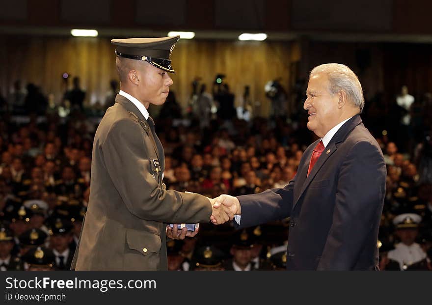 El Presidente Salvador Sánchez Cerén participó esta mañana en la graduación de la promoción número 88 de la Escuela Militar &quot;Capitán General Gerardo Barrios&quot;. Un total de 65 cadetes, 59 hombres y 6 señoritas, fueron los graduados a quienes el Presidente entregó sables y espadas. El Presidente Salvador Sánchez Cerén participó esta mañana en la graduación de la promoción número 88 de la Escuela Militar &quot;Capitán General Gerardo Barrios&quot;. Un total de 65 cadetes, 59 hombres y 6 señoritas, fueron los graduados a quienes el Presidente entregó sables y espadas.